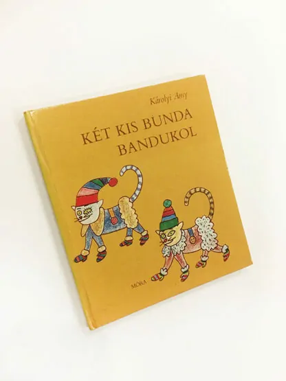 Károlyi Amy: Két kis bunda bandukol